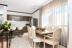 Nhà Cao cấp, quang cảnh vườn | Khu vực ăn uống tại phòng