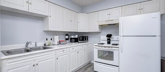 Convenient 2 bedroom with King Bed