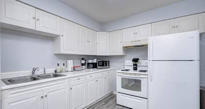 Convenient 2 bedroom with King Bed