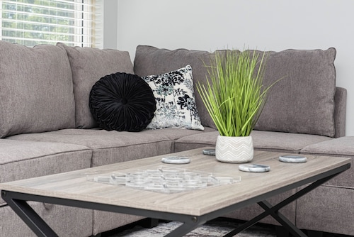 Convenient 2 bedroom with King Bed