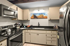 Refrigerador, microondas, horno y parrilla de estufa 