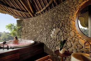 Apah Honeymoon Pool Villa | Bathroom