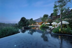 Pool med vattenfall