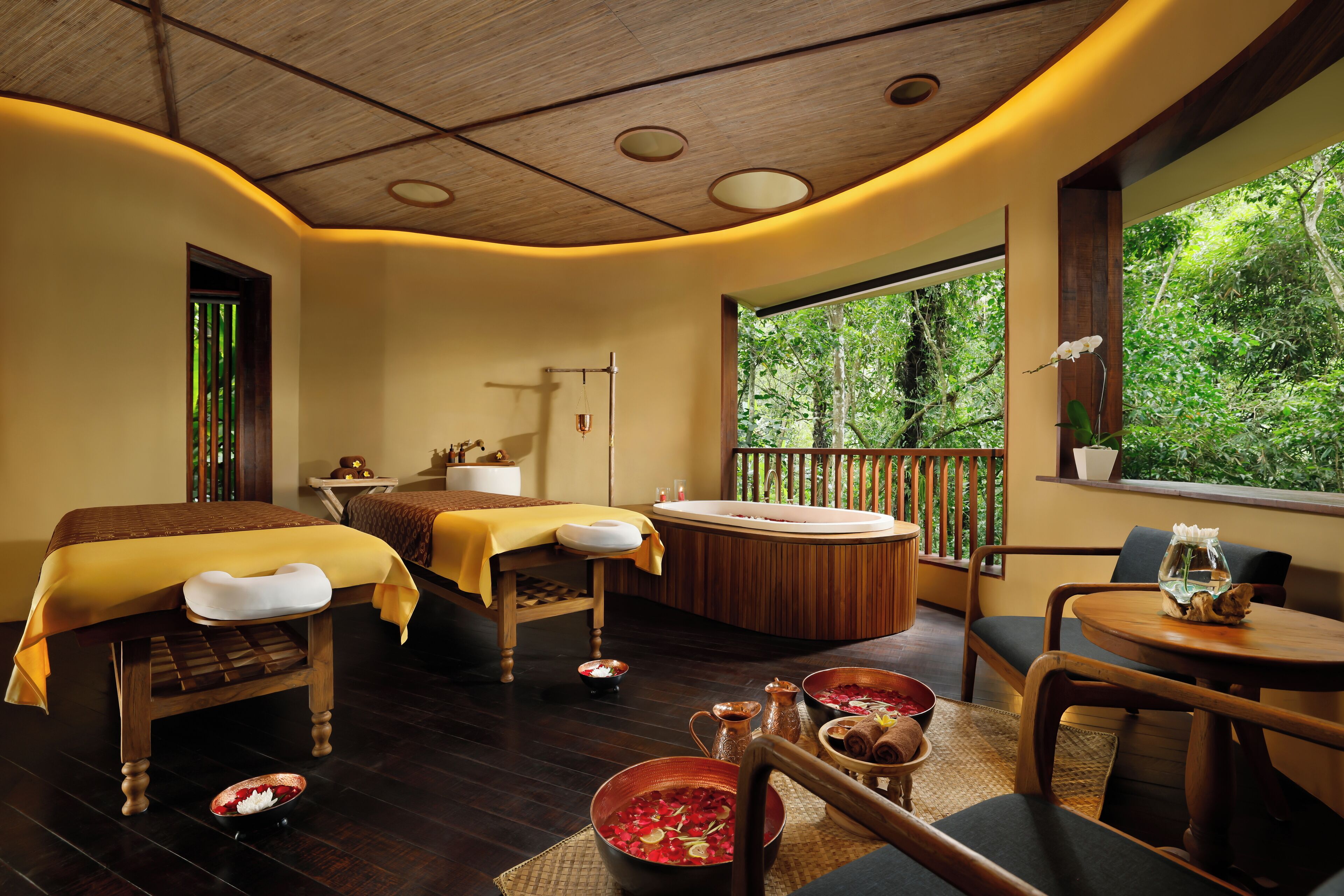 Salas para tratamentos a dois, banheira de hidromassagem