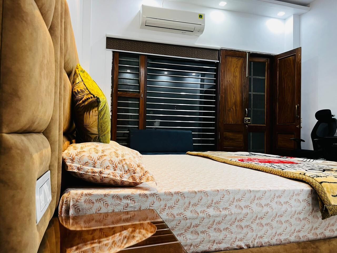 Un dormitorio con cama, armario y aire acondicionado.
