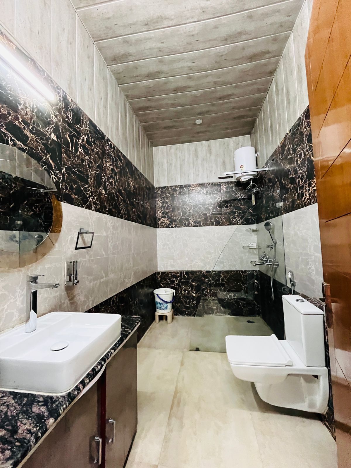 Khăn tắm, xà phòng, dầu gội, giấy vệ sinh 