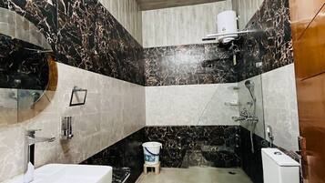 Khăn tắm, xà phòng, dầu gội, giấy vệ sinh