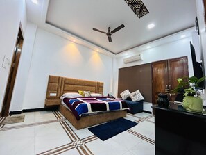 1 bedroom, desk, laptop workspace, soundproofing