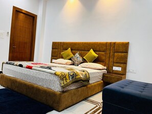 Desk, laptop workspace, soundproofing, iron/ironing board - Shreshth Homestay Haridwar (Haridwar)