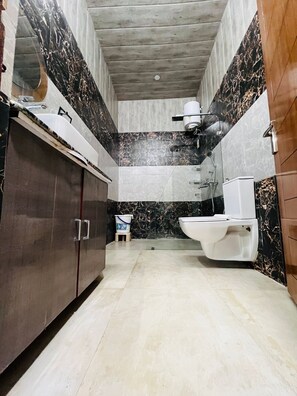 Comfort Room, Balcony, City View | Bathroom | Towels, soap, shampoo, toilet paper
