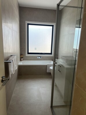 Shower, towels, soap, toilet paper - The Cosy Cottage  (Ararat)