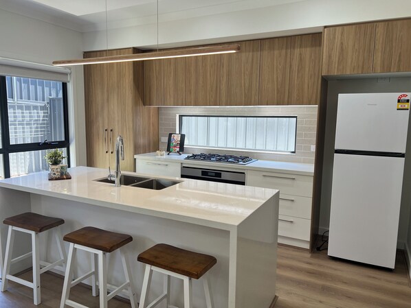 Een koelkast, een microgolfoven, een oven, een kookplaat