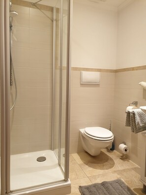 Een douche, een haardroger, handdoeken