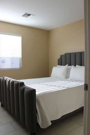 3 bedrooms, iron/ironing board, free WiFi, bed sheets - 3 bedroom home minutes from West Gate/Cardinals and Spring training facilities (Litchfield Park)