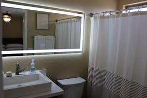 Hair dryer, towels, soap, toilet paper - 3 bedroom home minutes from West Gate/Cardinals and Spring training facilities (Litchfield Park)