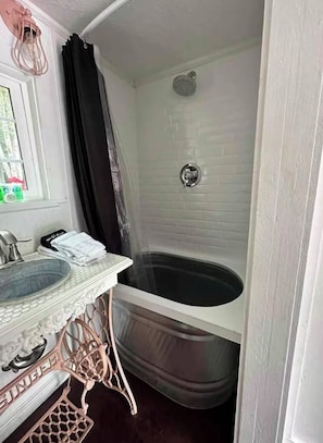 Secadora de cabello, toallas, jabón, papel de baño