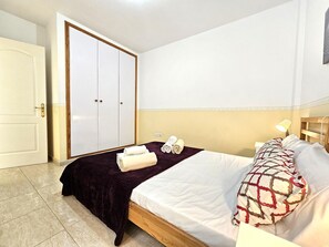 1 slaapkamer, een strijkplank/strijkijzer, internet, beddengoed