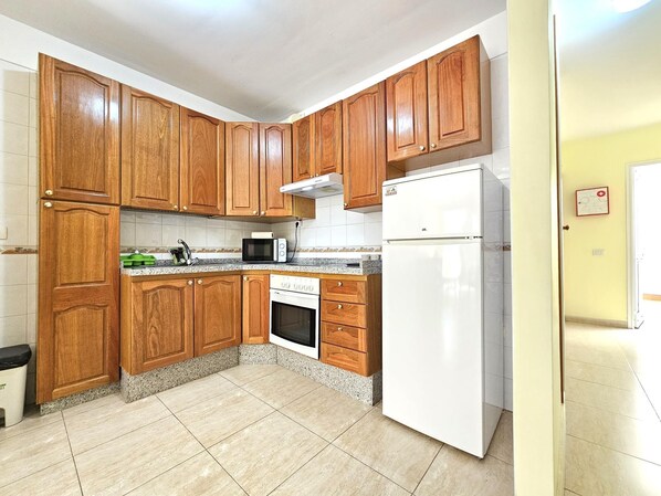 Een koelkast, een microgolfoven, een oven