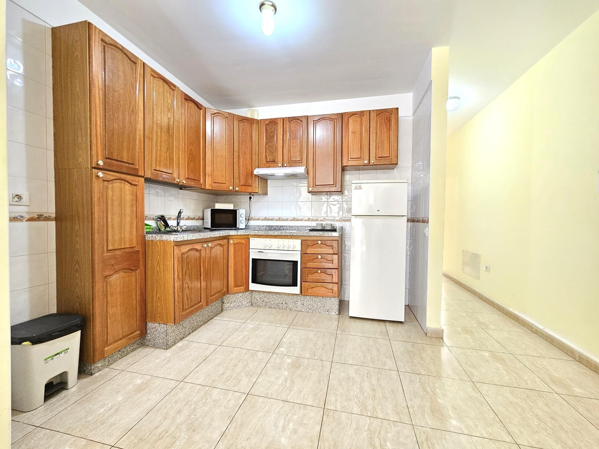 Kühlschrank, Mikrowelle, Ofen, Wasserkocher mit Kaffee-/Teezubehör