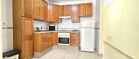 Køleskab, mikrobølgeovn, ovn, kaffe-/temaskine