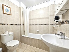 Séchoir à cheveux, serviettes fournies