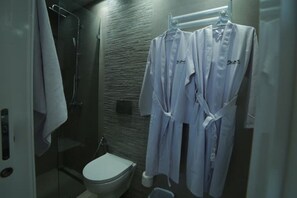 Shower, hair dryer, towels, soap - The luxury of Carthage  (Site archéologique de Carthage)