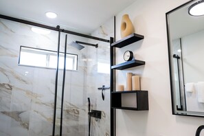 Een douche, een haardroger, handdoeken, zeep