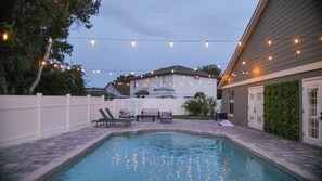 Outdoor pool - Luxury Home with Pool & 6 Beds near Disney (Kissimmee)