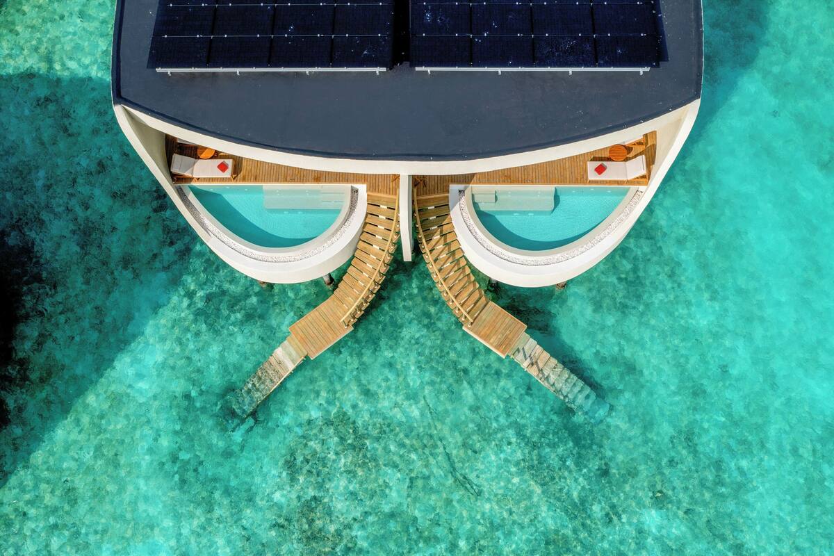 Ein Boot mit zwei Swimmingpools, einem Deck und Solaranlagen.