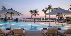 2 outdoor pools - Centara Grand Lagoon Maldives (Kodhipparu Falhu)