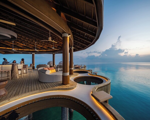 2 bars/lounges - Centara Grand Lagoon Maldives (Kodhipparu Falhu)