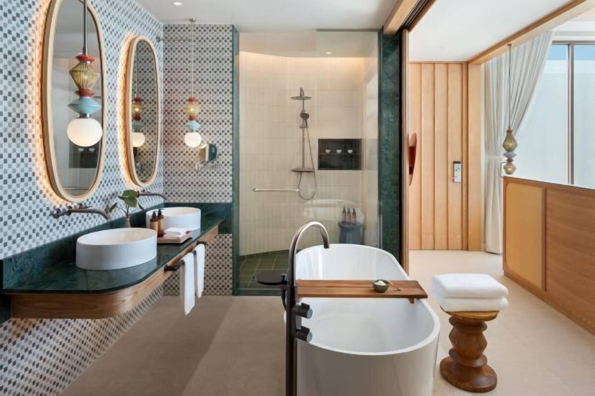 Kostenlose Toilettenartikel, Haartrockner, Bademäntel, Hausschuhe