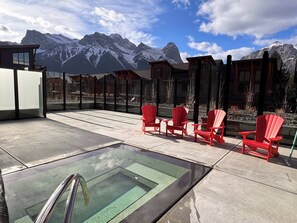 Banyera d'hidromassatge a l'aire lliure