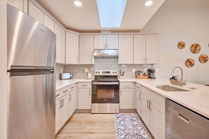 Fridge, microwave, oven, stovetop - Alpine Haven - Where Modern Flair Meets Mtn Magic! (Leavenworth)
