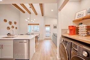 Eine moderne Küche mit Geschirrspüler, Spüle und einer Holz Arbeitsplatte.