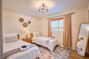 2 bedrooms, iron/ironing board, travel cot, free WiFi