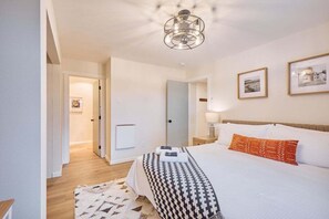 2 bedrooms, desk, iron/ironing board, travel cot - Alpine Haven - Where Modern Flair Meets Mtn Magic! (Leavenworth)