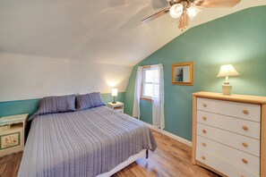 2 bedrooms, WiFi, bed sheets - Shared Pond & Trails: Rosedale Cottage! (Rosedale)