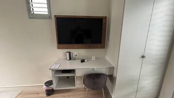 Caja de seguridad en la habitación y escritorio