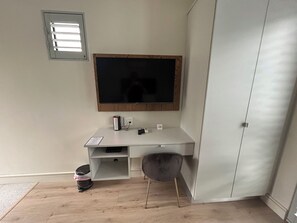 Caja de seguridad en la habitación y escritorio 