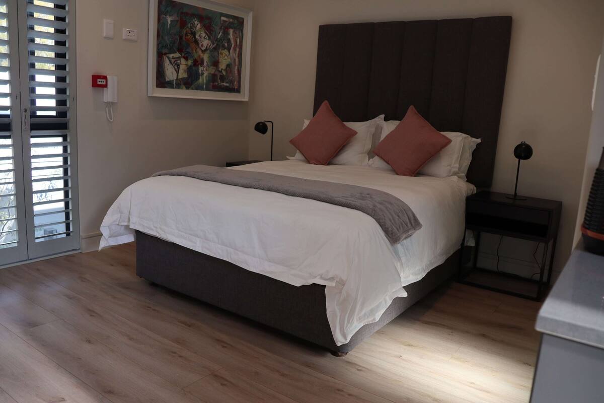 Comfort Room | In-room safe, desk, laptop workspace, free WiFi