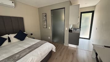 Safe på rommet, skrivebord og skrivebord for bærbar PC