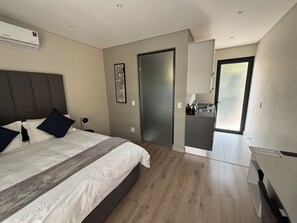 Safe på rommet, skrivebord og skrivebord for bærbar PC