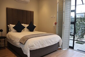 In-room safe, desk, laptop workspace, free WiFi - The Wantage Suites (Johannesburg)