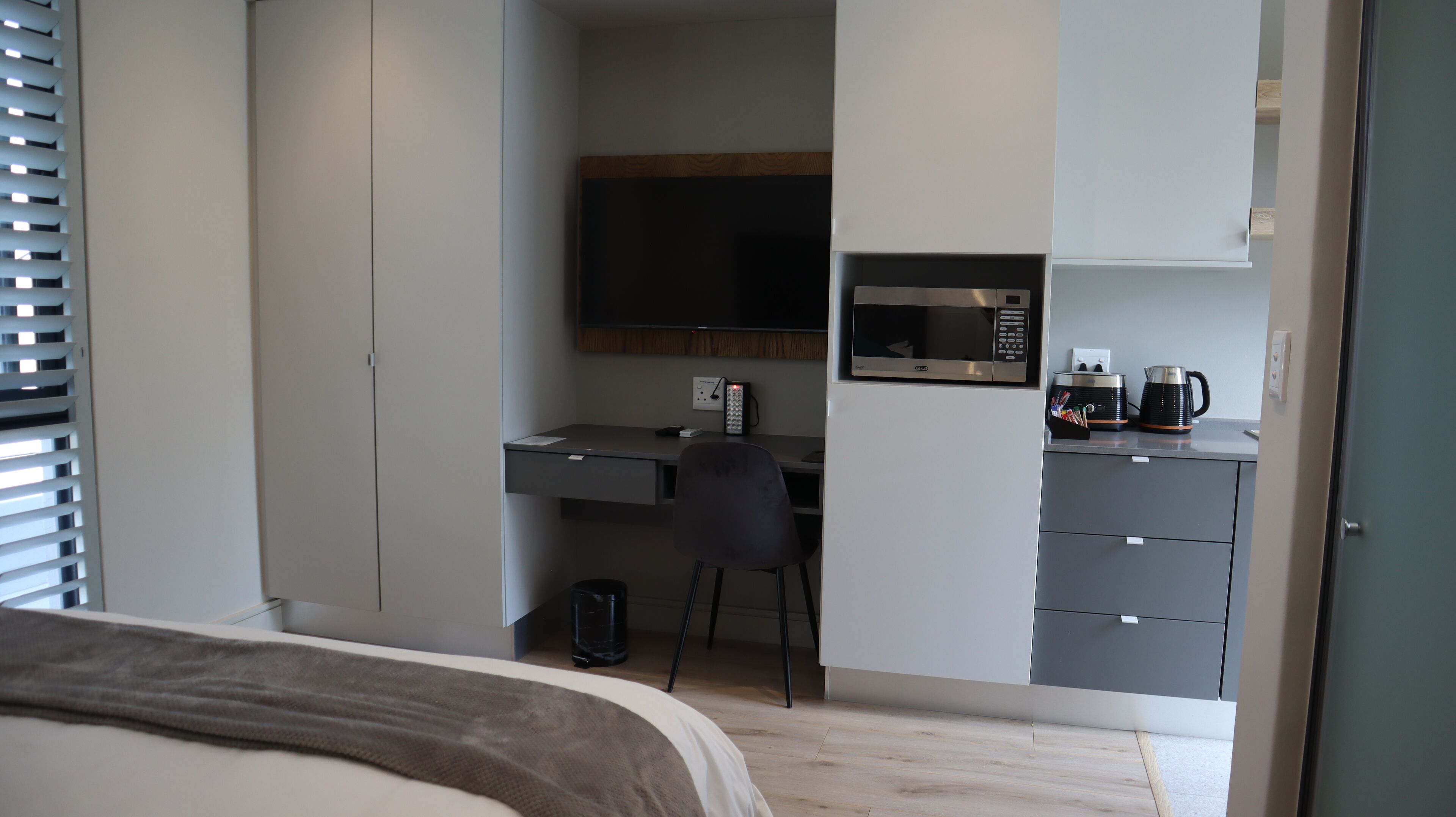 客房内保险箱、办公桌、笔记本电脑工作区、免费 WiFi