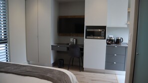 In-room safe, desk, laptop workspace, free WiFi - The Wantage Suites (Johannesburg)