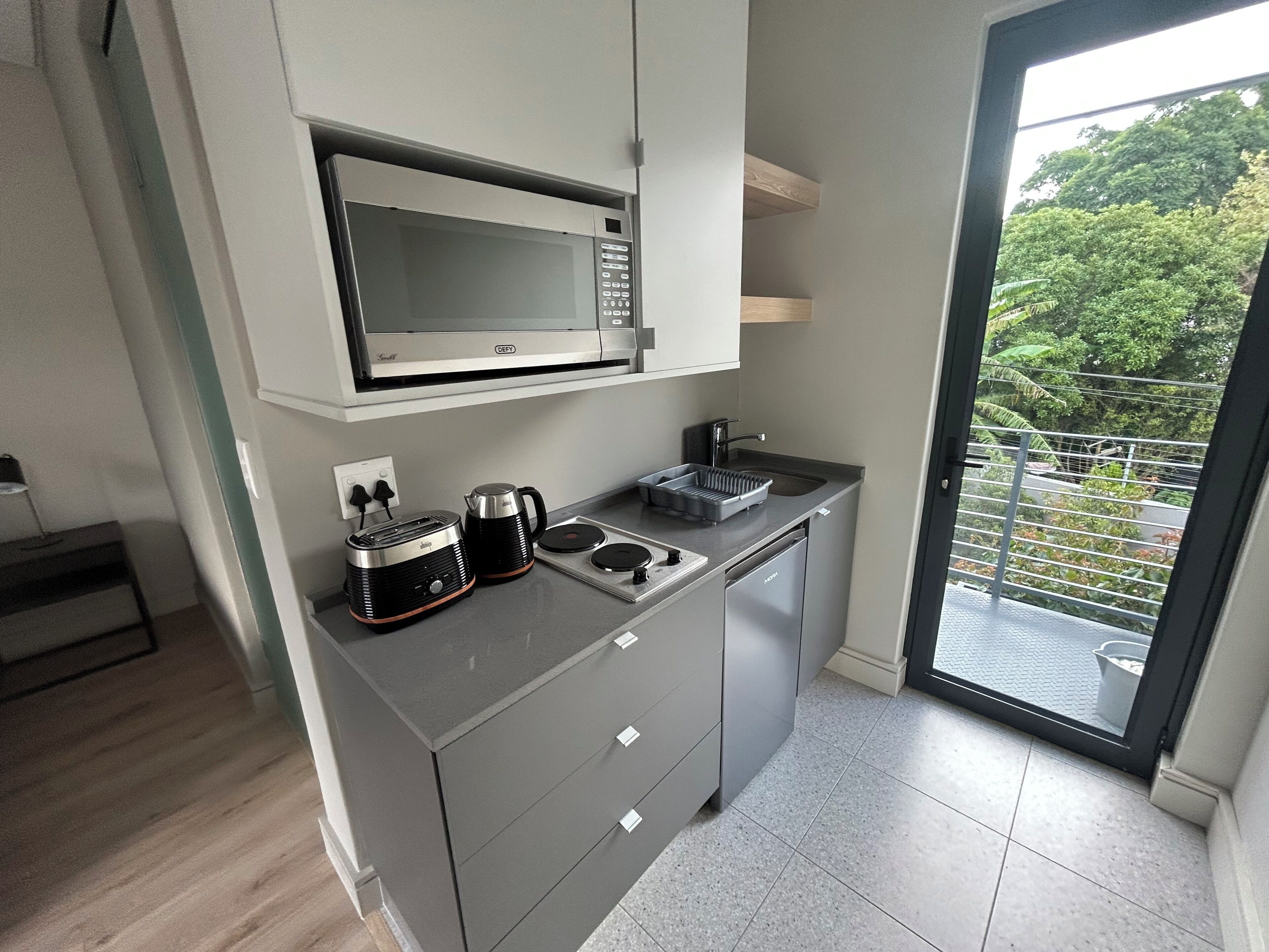 Private kitchen | Mini-fridge, microwave, stovetop, toaster