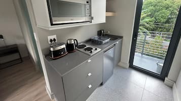 Private kitchen | Mini-fridge, microwave, stovetop, toaster