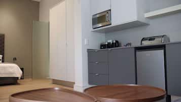 Minikjøleskap, mikrobølgeovn, kokeplater og brødrister