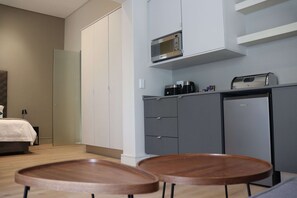 Deluxe Room | Private kitchen | Mini-fridge, microwave, stovetop, toaster - The Wantage Suites (Johannesburg)